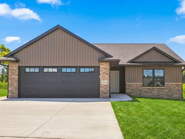 1011 Sage Oak Cir, Manchester, IA 52057