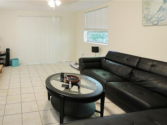 3rd image of 402 Shadylawn Ave