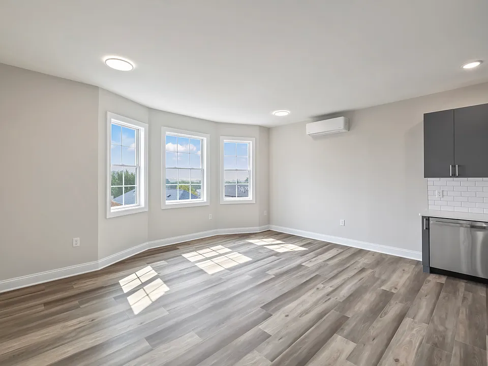 60 Woodside Pl #3B