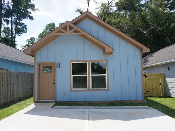 9864 Arbor Oak Street, Willis, TX 77318