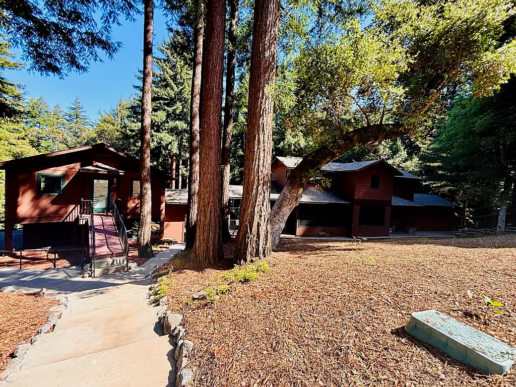 Cottage from path - 277 Grandview Dr