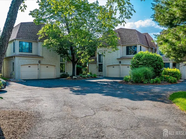 19 Carriage Pl, Edison, NJ 08820