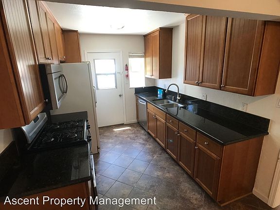 3rd image of 796 Oaklawn Ave APT A