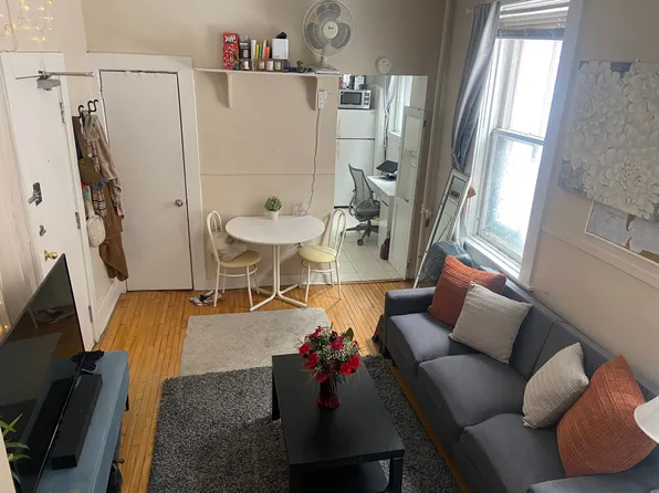 322 Cooper St #2, Ottawa, ON K2P 0G7