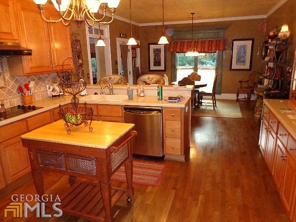 4th image of 215 Wisteria Dr