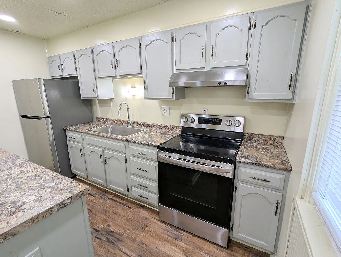 2 Bedroom 1 Bathroom Right Side Duplex (Brookline) — Photo 4