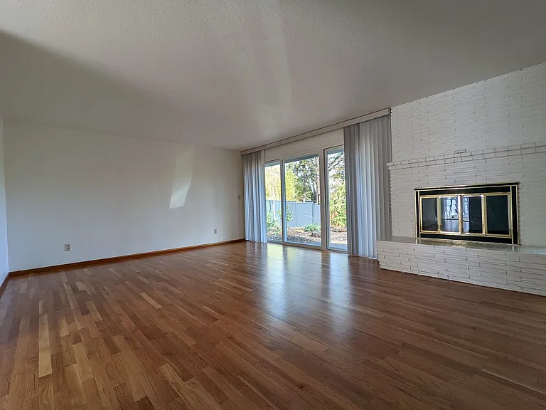 245 E 36th Ave — Photo 3