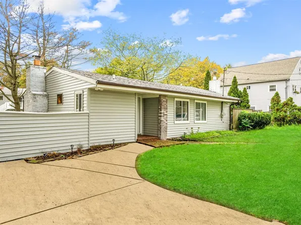 226 Elizabeth Ave, Holbrook, NY 11741