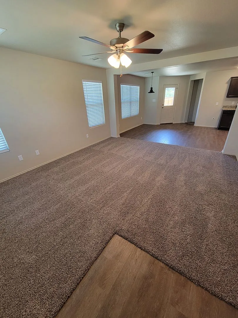 Bryan -3 bedroom / 2 bath / 2 car garage / Large fenced in back yard. — Photo 3