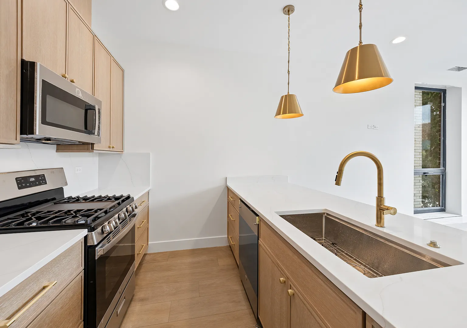 5 bed, 2070 sqft, $5,500 — Photo 3