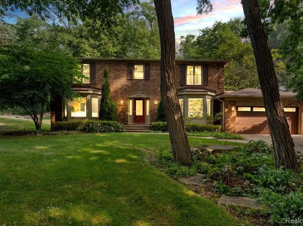 2768 Homewood Dr, Troy, MI 48098