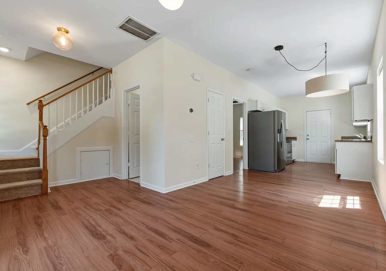 4 Bedroom unit near downtown! Fenced in patio/yard! — Photo 4