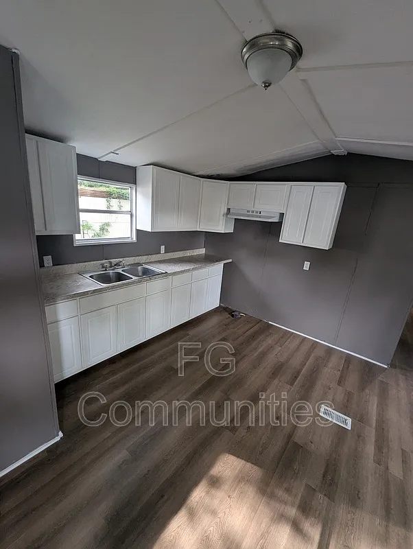 3 bed, 2.0 bath, $799 — Photo 2