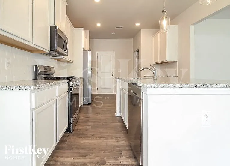 302 Ashborne Ln — Photo 5