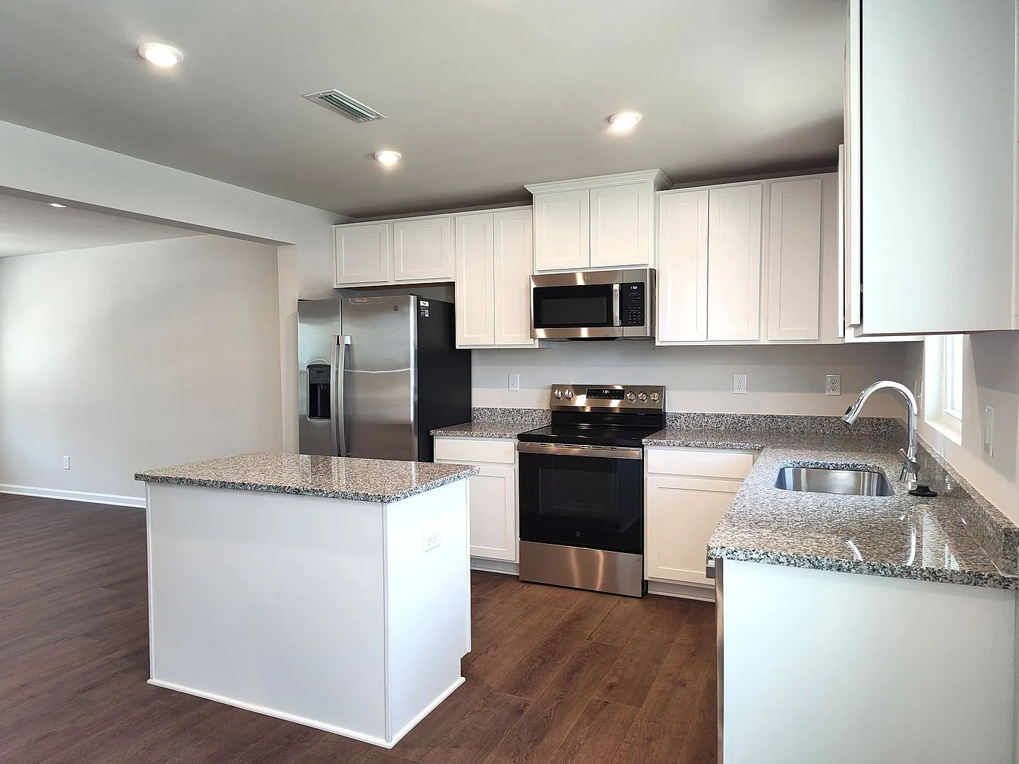 Pristine townhome located in the Cherry Grove Community in Kannapolis NC! — Photo 4