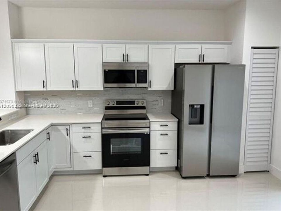 1st image of 216 NW 9th St #216