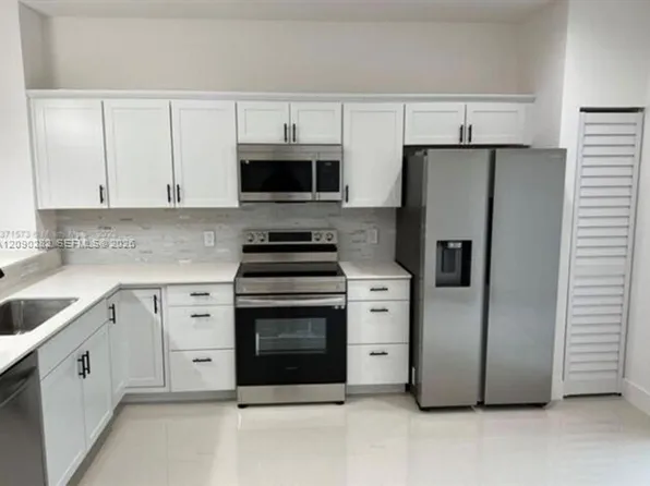 216 NW 9th St #216, Hallandale, FL 33009