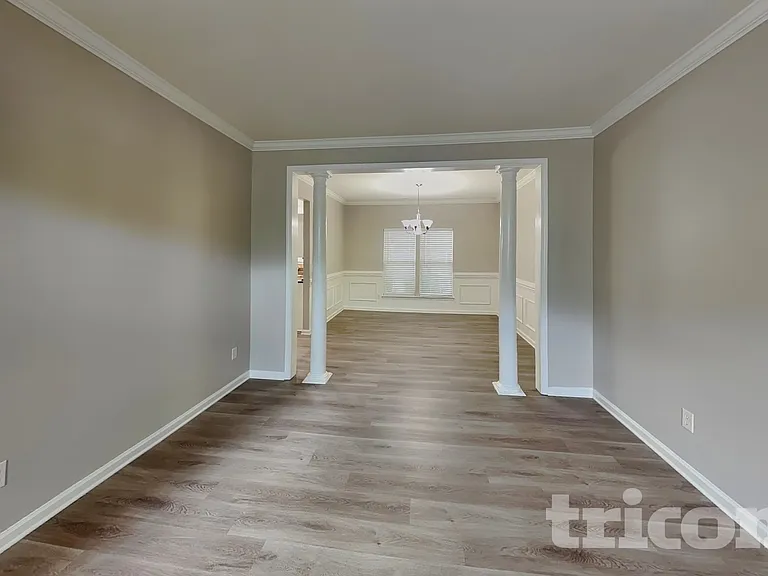 1002 Hollingdale Ct — Photo 3
