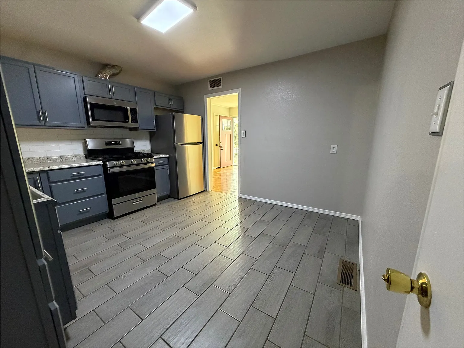 4 bed, 2.0 bath, 1296 sqft, $1,500 — Photo 4