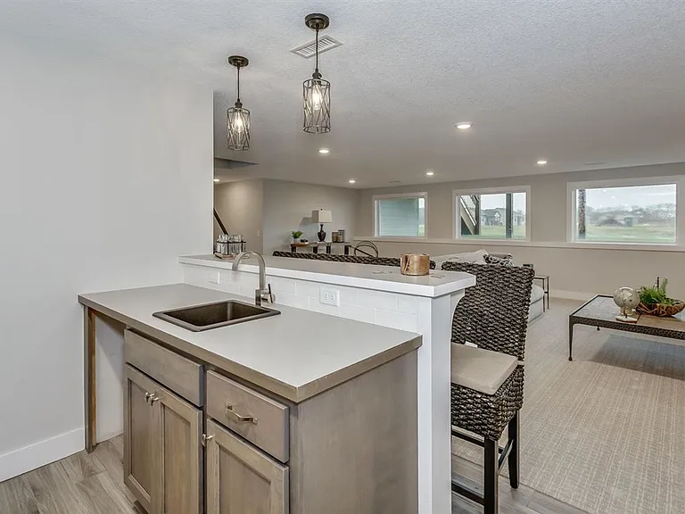 2418 N Bluestone St — Photo 17