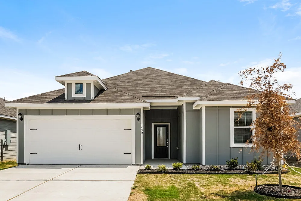 4 bed, 2.0 bath, 1724 sqft, $2,175 — Photo 1