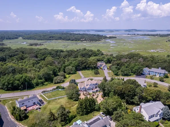 23 Castle View Dr, Gloucester, MA 01930