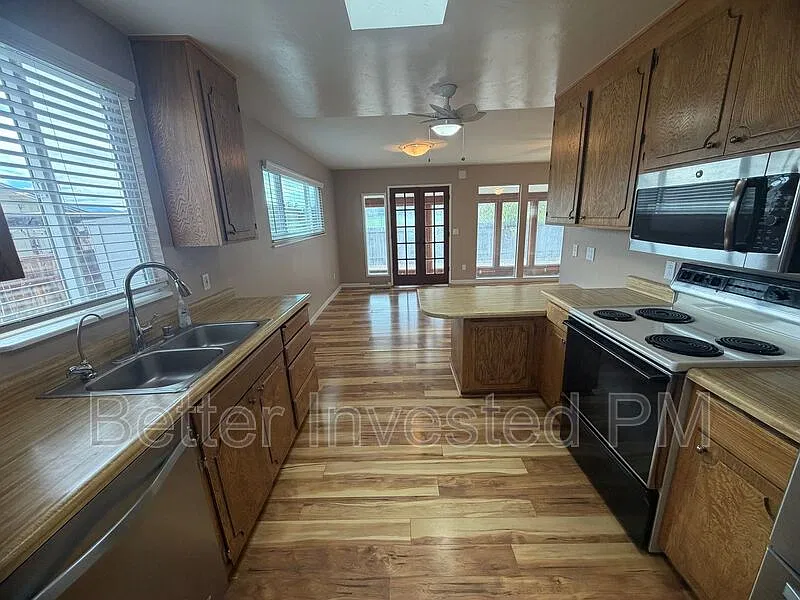 3 bed, 2.0 bath, 1760 sqft, $2,650 — Photo 3