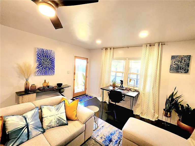 2353 Beach Ave — Photo 6