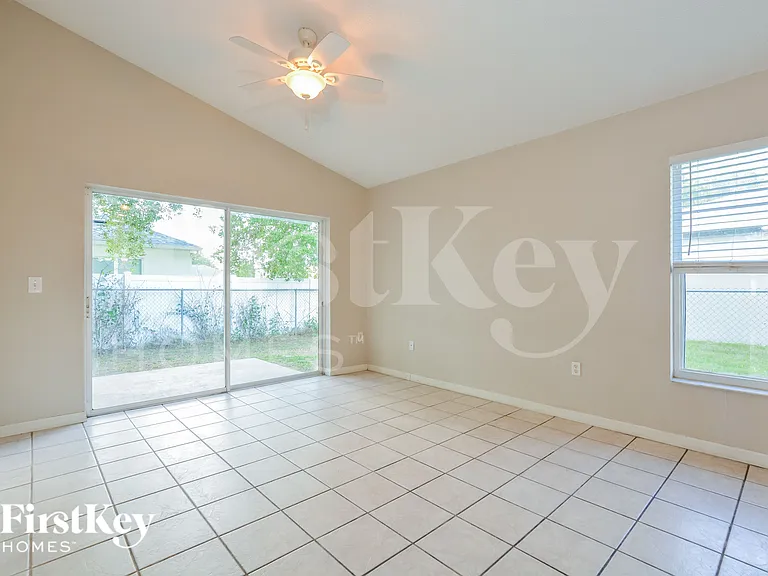 521 Finch Ln — Photo 5
