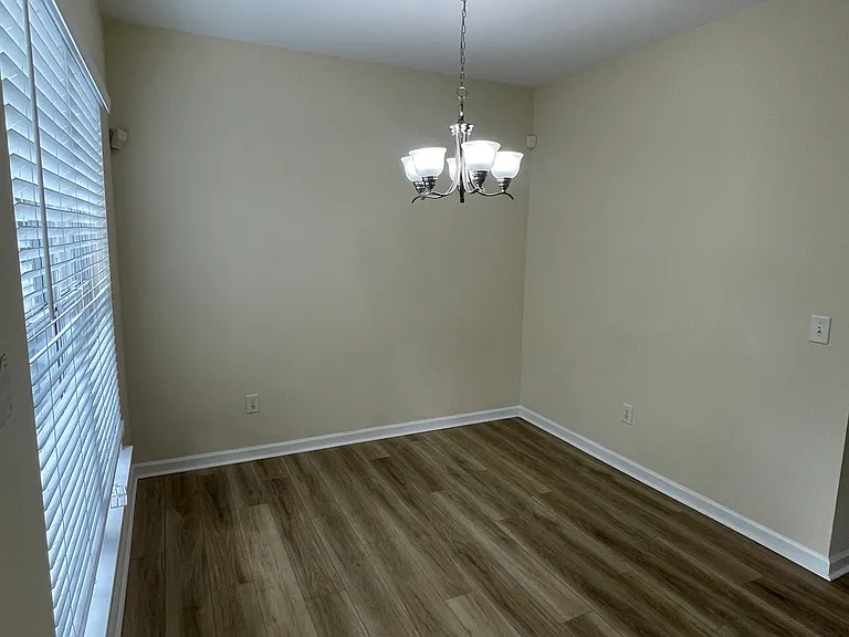 883 Redwood Dr — Photo 2