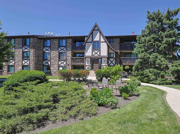 527 Cumnor Rd APT 208, Westmont, IL 60559