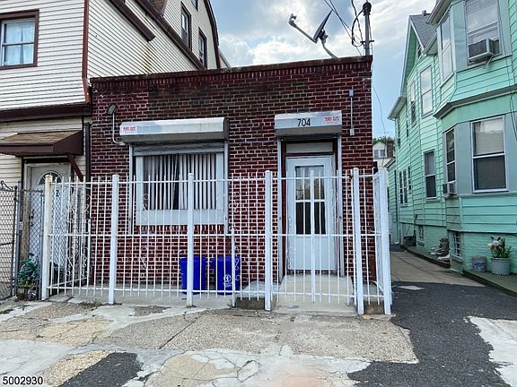 2nd image of 704 Summer Ave