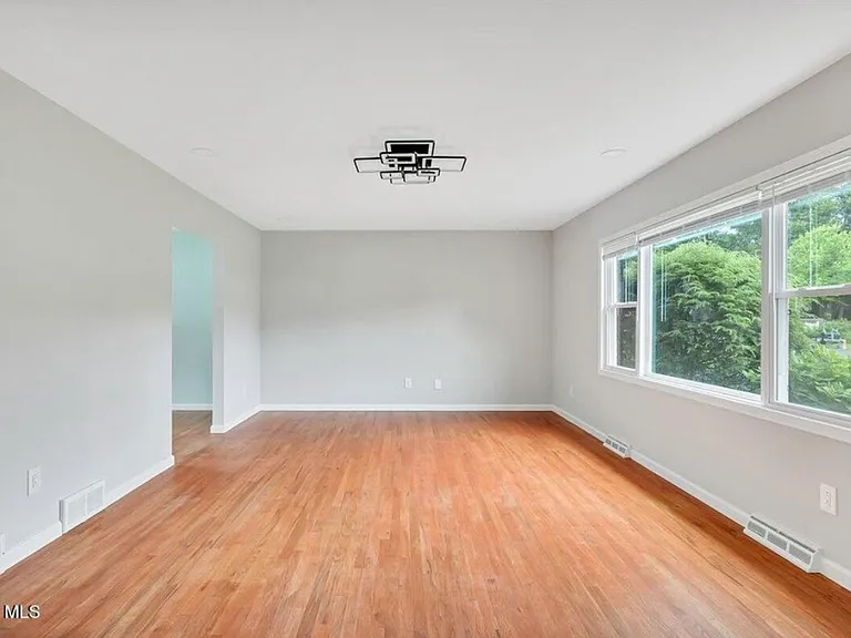 8 Woodland Dr — Photo 5
