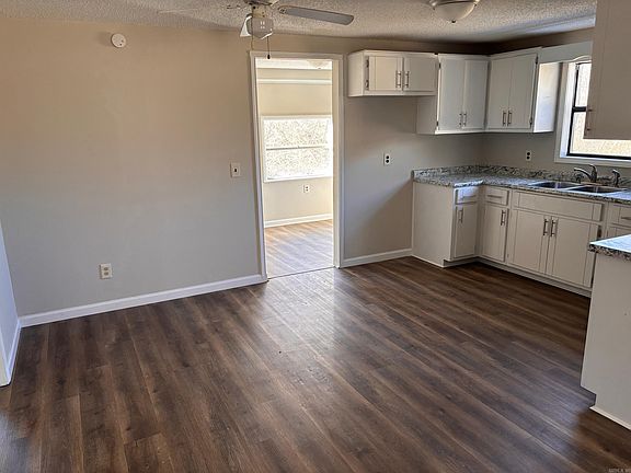 4th image of 809 N Fairview Rd