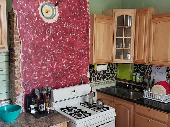 3rd image of 930 Philip St