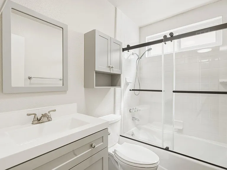 Del Amo Residences — Photo 12
