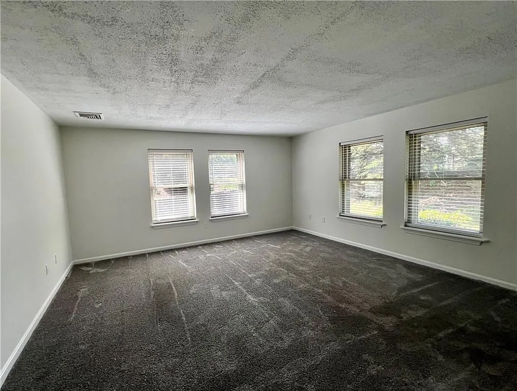 3 bed, 2.0 bath, 1270 sqft, $2,700 — Photo 4