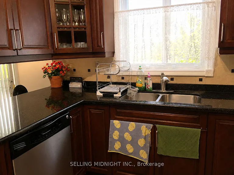 441 Rutherford Rd N #ROOM — Photo 7