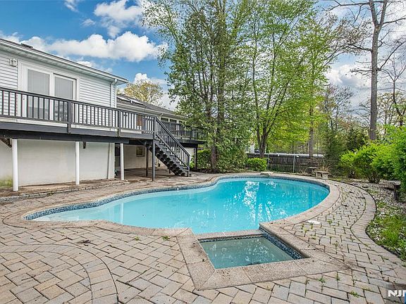 3rd image of 51 Chestnut Dr