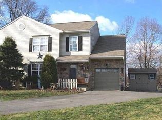 2526 Cedarfield Ln, Quakertown, PA 18951