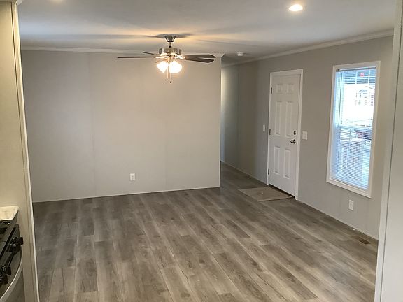 4th image of 900 W Columbia St #99