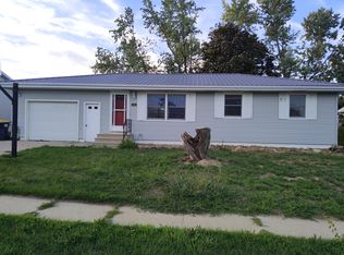 1224 Emmons St, Hiawatha, IA 52233