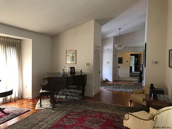 3rd image of 52 Wincrest Dr