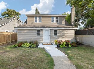 1261 Grove Point Dr, White Lake, MI 48386