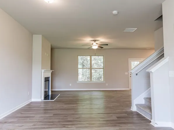 129 McGinnis Cir, Calhoun, GA 30701