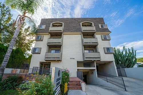Chateau Emelita Apartments Photo 1