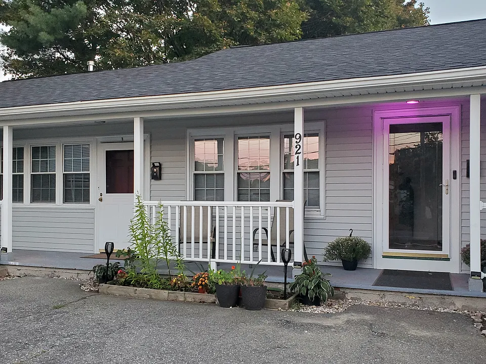 921 Cottage St