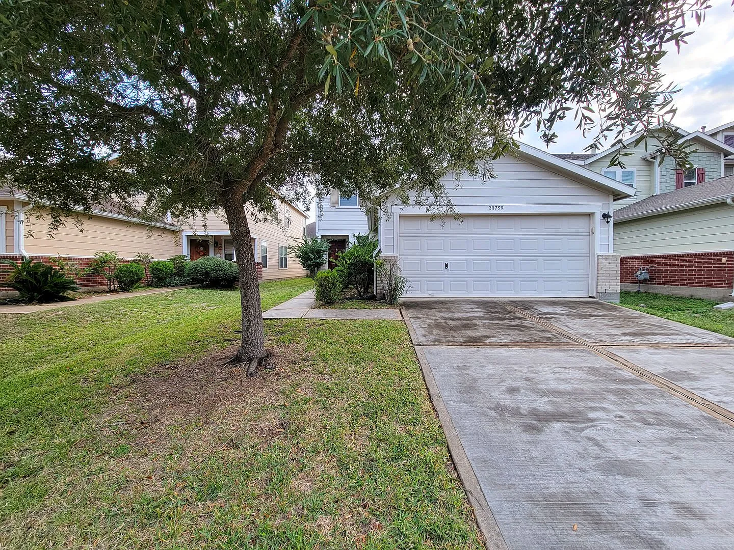 This charming 3 bedroom, 2.5 bathroom home is now on the market! The kitchen boasts generous coun... — Photo 1