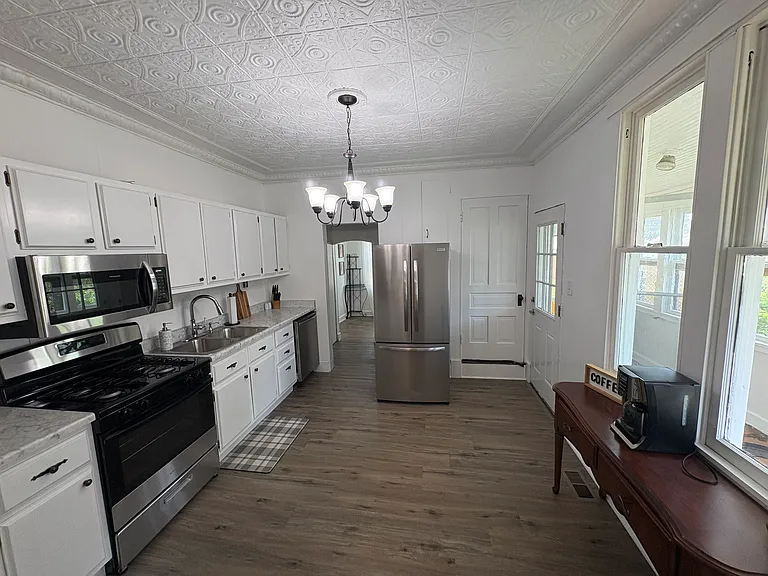 1603 Oak St — Photo 5