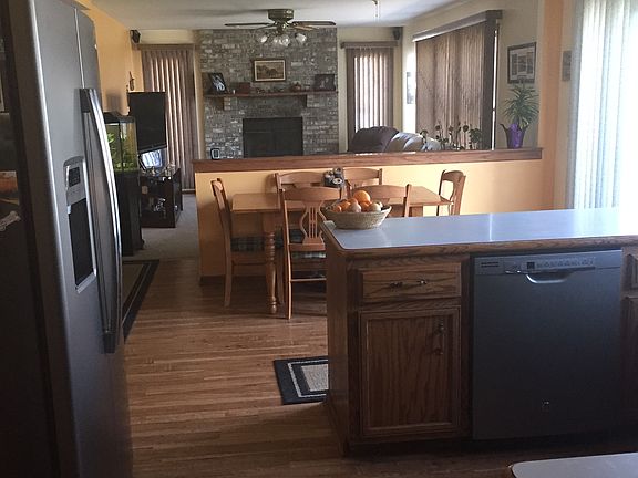 Kitchen, dining & Family rm